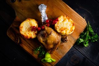 Pulpă de rață cu cartofi gratinați cu smântână și brânză emmentaler