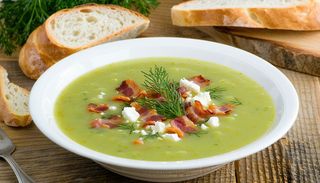 Supa crema de mazare cu bacon si telemea