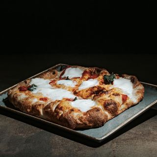 Pinsa, pomodoro, mozzarella, prosciutto crudo