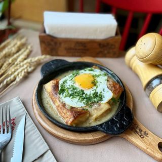 Запечені млинці з шинкою та сиром сулугуні  і смаженим яйцем (330г)