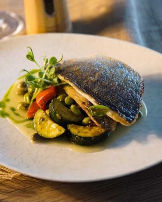 File de dorada,legume cu pesto și sos de lămâie cu unt și capere