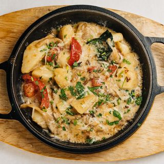 Пательня з картоплею у вершково-сирному соусі