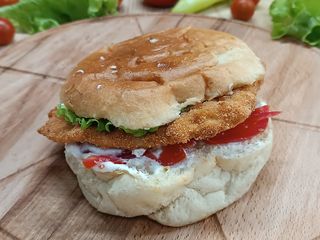 Pileće belo pohovano u lepinji