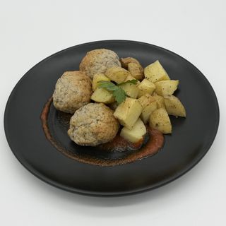 Кюфтенца от бяла риба със запечени картофи и оризов бешамел