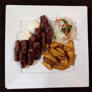 Ćevapi sa kajmakom