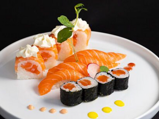 Sushi salmone misto