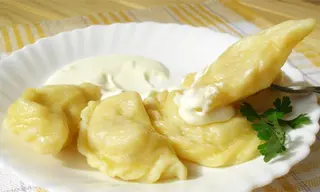 Вареники отварные со сметаной 