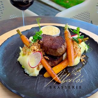 Muschi de vita cu piure de cartofi, morcovi glade si sos bearnaise 450g