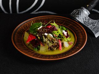 Салат овочевий з медово-гірчичним соусом та козиним сиром (130g)