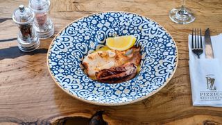 Calamar la Gratar in Sos Roquefort