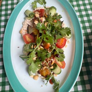 Салат из баклажан на подушке из крем-сыра