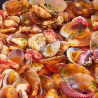 Cazuela de langostinos, pulpo y almejas