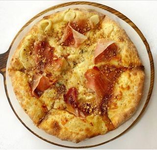 Хачапурі по-мегрельськи з грушею та хамоном 