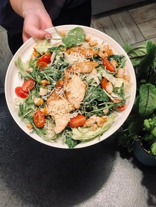 4. Sałatka z kurczakiem, sos Cezar