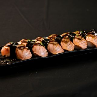 Nigiris De Salmó Flamejat Amb Foie (6 Uds.)