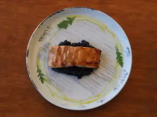 Філе лосося з чорним пряним кускусом