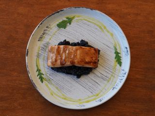 Філе лосося з чорним пряним кускусом