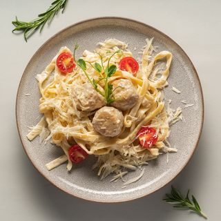 Тальятелле з мітболами у вершковому соусі