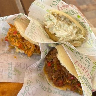 Arepa de carne mechada