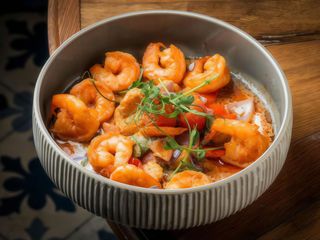 КРЕВЕТКИ З ЧЕРВОНИМ КАРІ ТА ОВОЧАМИ (310г)