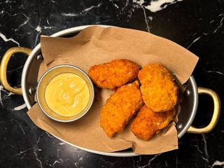 Корндог з соусом Чедер (380г)