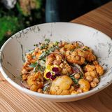 Салат с нутом и цветной капустой