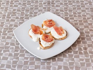 Bruschetta con prosciutto crudo e raclette