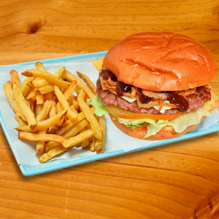 Cheese burger con patatas fritas