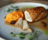 Курячий рулет з грибами, соусом демігляс,трюфельним карпачо