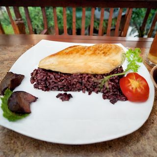 Пуешко филе на плоча с черен инператорски ориз