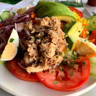 Ensalada De Tomate, Cebolla Y Atún