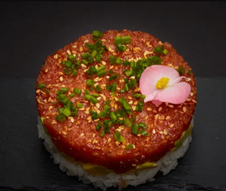 Tatar Z Tuńczykiem Na Awokado I Ryżu