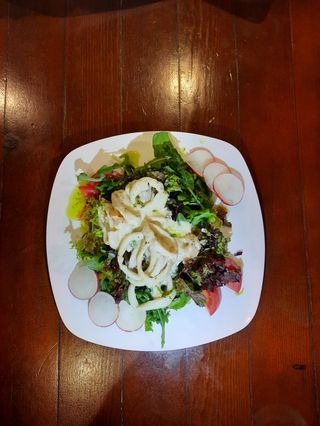 Тёплый салат с кальмарами, креветками и зеленью