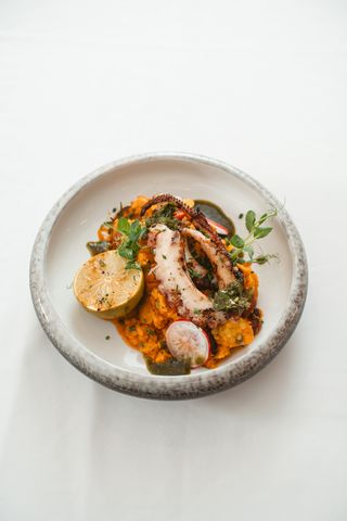 Caracatiță la jar servită cu cartofi dulci și cârnați chorizo