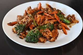 Teletina sa karfiolom, brokolijem i šargarepom u sosu od ostriga