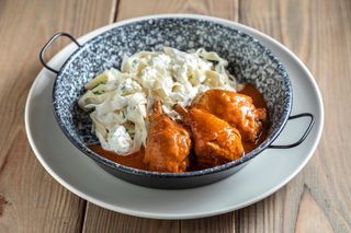 Papricaș de pui cu tăiței lați cu brânză de oaie