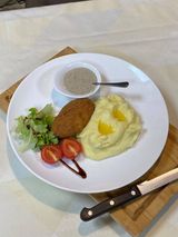 კიევური კოტლეტი გარნირით