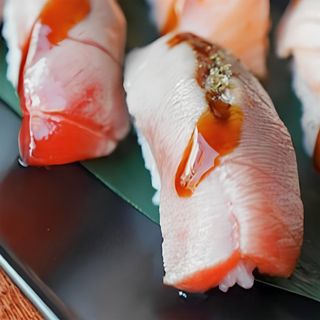 nigiri caliente de aburi atún (2 pzs.)