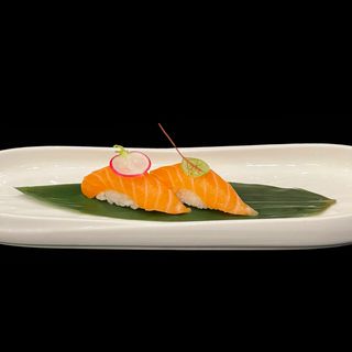 M021 Nigiri salmone