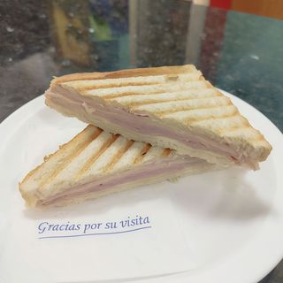 Sandwichs  De Jamón Y Queso