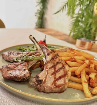 COTLETE DE BERBECUT LA JAR SI CARTOFI PRAJITI 300G