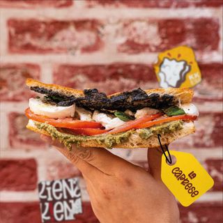 La Caprese - Fresca con tomate y mozzarella Regular