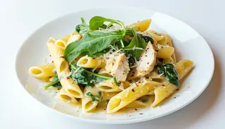 Penne z kurczakiem i szpinakiem