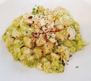 Njoki sa piletinom, brokulom i bademima