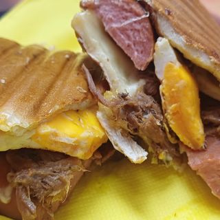 Mecha de Franfurt y carne mechada