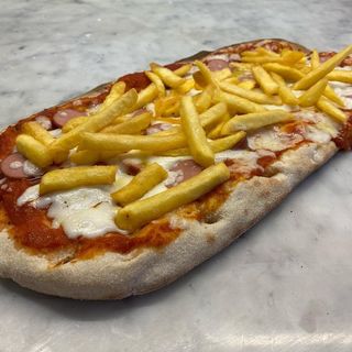 Pinsa patatine e würstel rossa