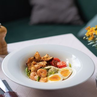 Цезар з креветкою гриль, хрумким роменом і пармезаном