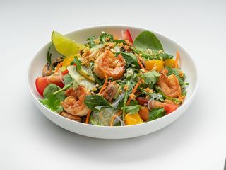 Салат з морепродуктами та скляною локшиною