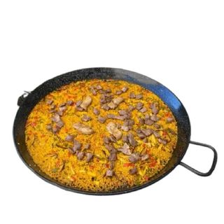 Paella de Secreto, habas y ajos tiernos