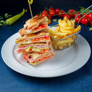 Sendvič sa kulenom, pavlakom i pomfritom